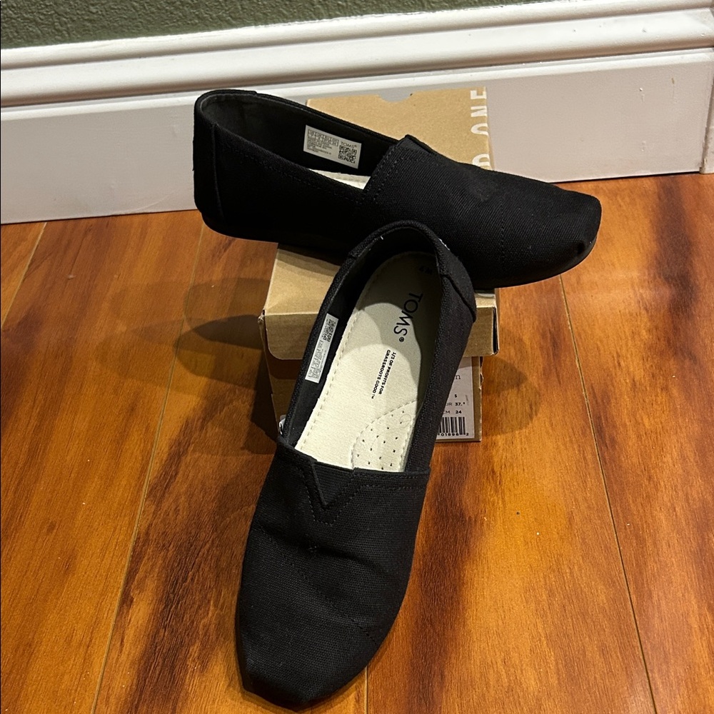 TOMS Women's Classic Black Loafers
